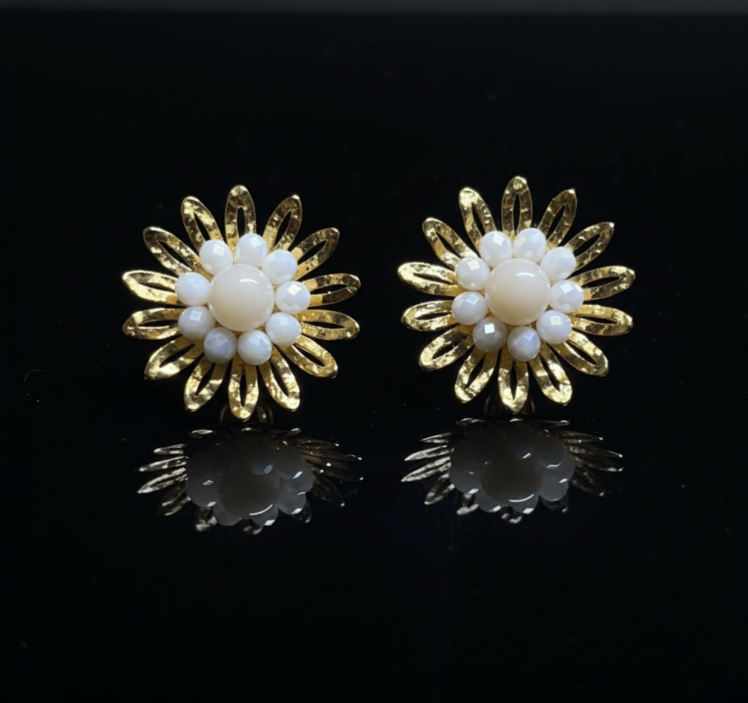 Kriki Pearl Daisy Stud Earrings